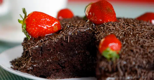 Bolo Simples de Chocolate com Cobertura