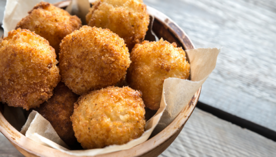 Bolinho de Arroz com Queijo e Calabresa