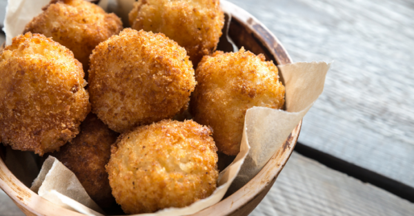 Bolinho de Arroz com Queijo e Calabresa