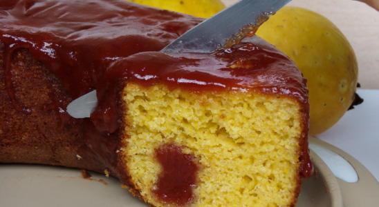 Bolo de Fubá com Goiabada que desmancha na boca