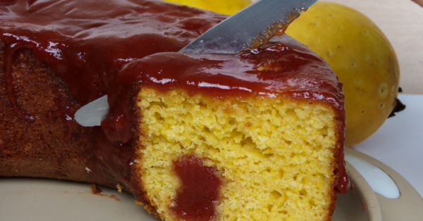 Bolo de Fubá com Goiabada que desmancha na boca