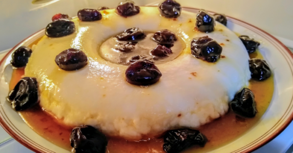 Delicioso Manjar Branco com Calda de Ameixa