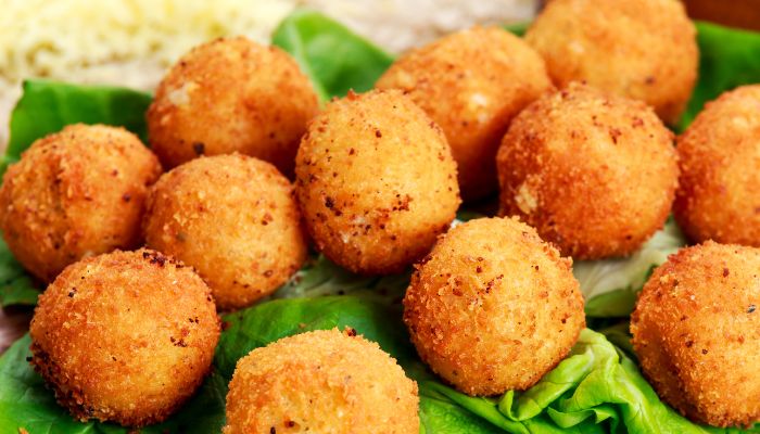 Bolinho De Mandioca Com Linguiça - Receita Deliciosa