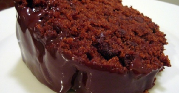 Receita Simples de Bolo de Chocolate Com Água Quente